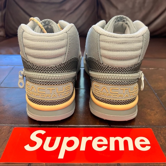 Air Trainer 1 x Travis Scott Grey Haze in Hand main image 9
